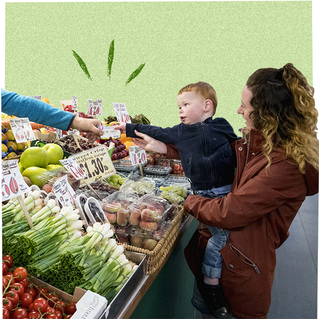 Mãe e bebé a comprar frutas e legumes